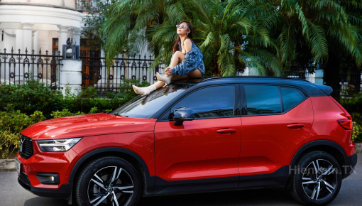 Nữ ca sĩ Mai Diệu Ly khoe dáng bên chiếc Volvo XC40 của mình