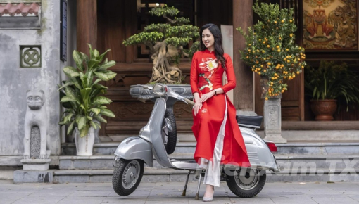 Thiếu nữ diện áo dài đỏ đón xuân Quý Mão bên Vespa Sprint cổ
