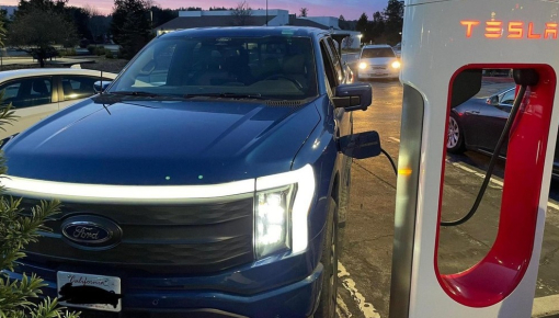 Tesla đã cho phép VinFast và các hãng khác dùng chung trạm sạc nhưng dây sạc lại là vấn đề