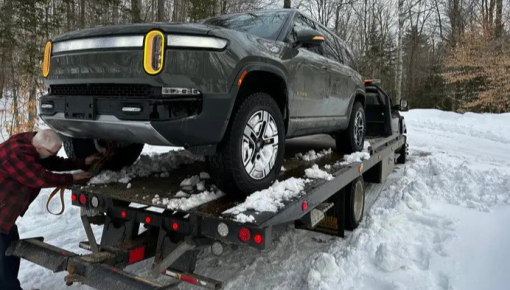 Kiên nhẫn chờ suốt 3 năm để nhận chiếc ô tô điện trong mơ, chủ xe "khóc ròng" chỉ sau vài ngày