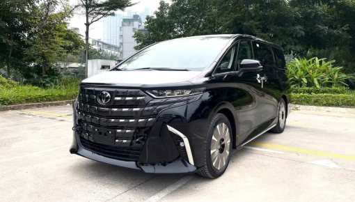 Cận cảnh "chuyên cơ mặt đất" Toyota Alphard 2024 tại đại lý, sẵn sàng bàn giao cho khách Việt