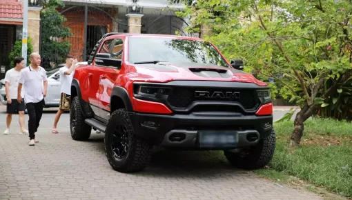 Khách nữ chịu chơi khi chi hẳn 9 tỷ đồng tậu "khủng long" Ram 1500 TRX 2023 màu đỏ duy nhất Việt Nam