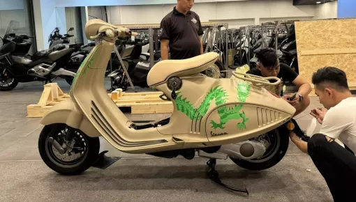 Vespa 946 phiên bản Rồng cho năm Giáp Thìn đầu tiên về Việt Nam, liệu có bị làm giá như bản Christian Dior