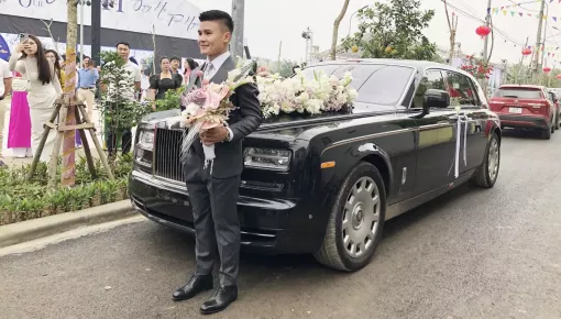 Tiền vệ Quang Hải đưa Thanh Huyền về dinh trên chiếc xe siêu VIP Rolls-Royce Phantom Series II
