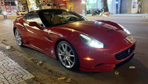 Bắt gặp siêu xe mui trần Ferrari California hiếm hoi còn xót lại trên đường phố Tp.HCM