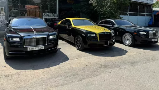 Bộ 3 Rolls-Royce Wraith trên đường phố Tp.HCM, Wraith Black Badge Sportive duy nhất trên thế giới nổi bật hẳn