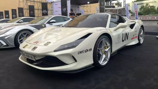 Ngắm nhìn chú "bạch mã" Ferrari F8 Spider độc nhất Việt Nam khoe sắc tại Gumball 3000 2024