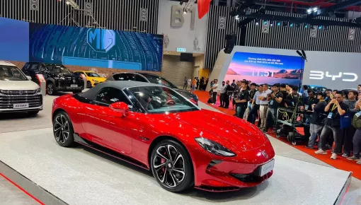 Gian hàng MG tại VMS 2024 gây ấn tượng với nhiều phiên bản: Xe thể thao MG Cyberster chốt giá 3,2 tỷ đồng