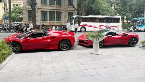 Khá lâu rồi "thánh địa siêu xe" ở Hà Nội lại có 1 cặp xe Ferrari đẹp mắt đỗ cạnh nhau