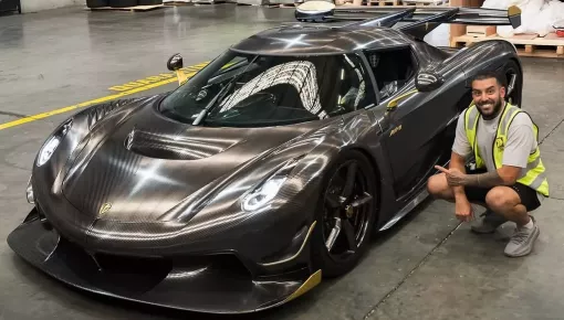 Triệu phú USD ăn mặc giản dị đi nhận bàn giao xe Koenigsegg Jesko chỉ hơn 3 triệu đô la