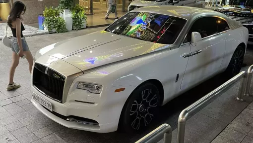 Rolls-Royce Wraith đẹp mắt xuất hiện ở Tp.HCM, biển số gần 100 triệu đồng