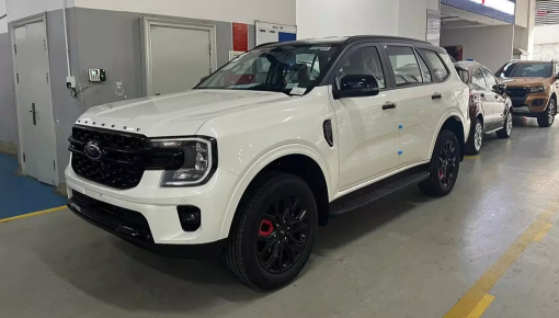 Cận cảnh phiên bản mới của mẫu SUV hạng D bán chạy nhất Việt Nam Ford Everest tại đại lý