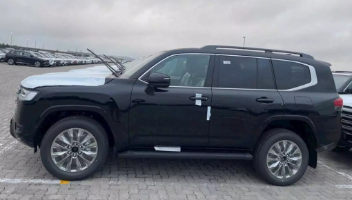 Ngắm thiết kế thực tế của Toyota Land Cruiser LC300 2025, giá từ 4,58 tỷ đồng, vẫn kèm "lạc" tại đại lý