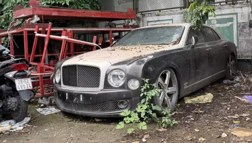 Xe siêu sang Bentley Mulsanne hàng chục tỷ đồng bị bỏ rơi tại 1 sân bóng ở Hà Nội
