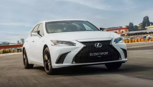 Sedan hạng sang Lexus ES được giảm giá niêm yết đến 260 triệu đồng ở Việt Nam