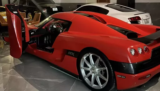 Địa điểm hot nhất lúc này, showroom siêu xe quận 5 thu hút hàng chục bạn trẻ săn đón Koenigsegg CCX