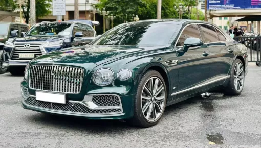 Bentley Flying Spur V8 mang màu xanh lục bảo ở Tp.HCM