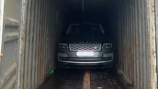 Đại gia Quảng Ninh cho xe Range Rover chục tỷ đồng của mình vào container để tránh bão