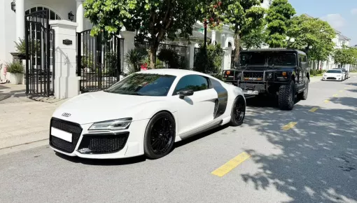 Bộ đôi xế khủng Audi R8 và hàng kịch độc Hummer H1 trên đường phố Hà Nội