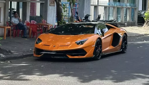 Lamborghini Aventador SVJ Roadster vài chục tỷ đồng bị bắt gặp ở quán cơm gà vỉa hè tại Phú Yên