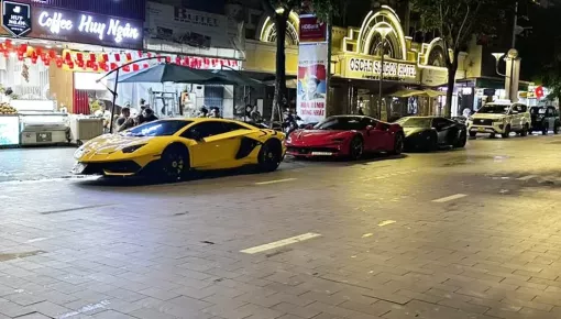 Bộ 3 siêu xe đẳng cấp hơn 85 tỷ đồng của doanh nhân Việt trên phố đi bộ Nguyễn Huệ lúc rạng sáng