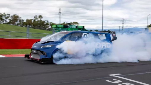 Chiếc xe Ford Transit này có thể khiến các siêu xe của Lamborghini và Ferrari trở thành "đồ chơi"