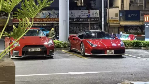 Cặp siêu xe màu đỏ đẹp mắt đi "ăn đêm" ở Tp.HCM: Nissan GT-R vẫn có sức hút riêng bên cạnh Ferrari 488 GTB