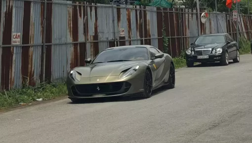 Siêu xe Ferrari 812 GTS màu lạ âm thầm về Việt Nam