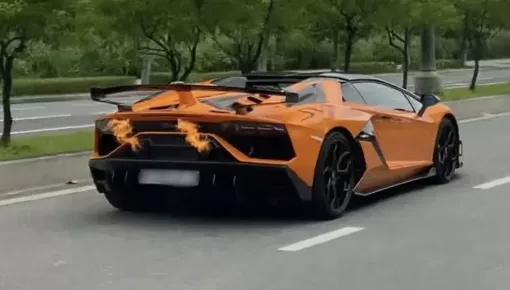 Lamborghini Aventador SVJ Roadster tăng tốc trên đường phố Sài thành khiến ống xả "phun lửa"
