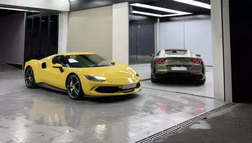 Ferrari 812 GTS màu độc đọ dáng cùng Ferrari 296 GTB ở Thành phố Hồ Chí Minh