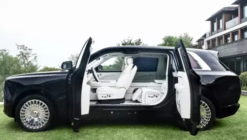 Hãng chuyên sản xuất máy hút bụi ở Trung Quốc cho ra mắt bản sao của Rolls-Royce Cullinan, bỏ luôn cột B