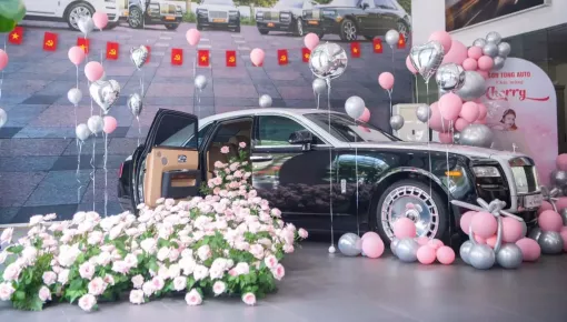 Xuýt xoa trước lễ bàn giao xe Rolls-Royce Ghost Series I cho cô gái ở Hà Nội
