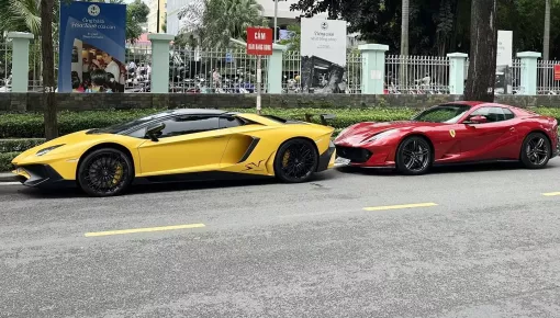 Đã Lamborghini Aventador SV Roadster còn đi cùng Ferrari 812 GTS xuống phố Sài thành
