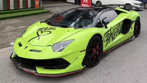 Lạ mắt với Lamborghini Aventador "SVJ Roadster" màu xanh cốm ở Hà Nội