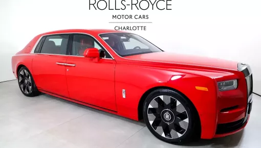 Rolls-Royce Phantom VIII được sơn màu đỏ chói lóa