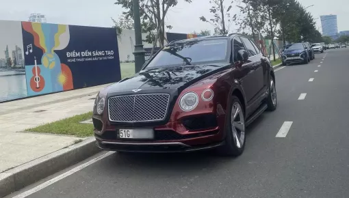 Bentley Bentayga thế hệ đầu tiên mang 2 màu sơn lạ mắt ở Tp.HCM