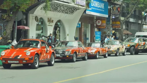 Dàn xe cổ cực chiến của các dân chơi đến từ Nga xuất hiện tại Tp.HCM: Jaguar E-Type quá độc đáo