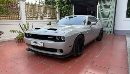 Sân nhà bình dị của doanh nhân Hà Nội với Dodge Challenger SXT 2016