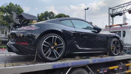 Bất ngờ với hình ảnh xe Porsche 718 Cayman GT4 RS được vận chuyển ở Tp.HCM, chuyện gì đây