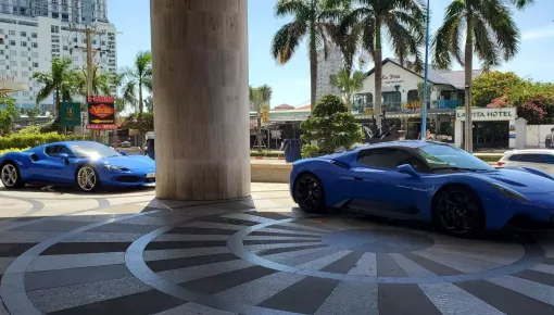 Cặp đôi siêu xe đồng màu xuất hiện tại Vũng Tàu thu hút nhiều sự chú ý