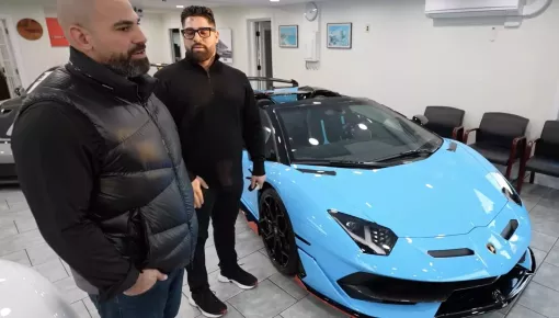 Vị khách lớn tuổi mua vé 1 chiều đến New Jersey và ra về cùng chiếc Lamborghini 1 triệu USD: Chủ showroom anh có quan tâm Bugatti?