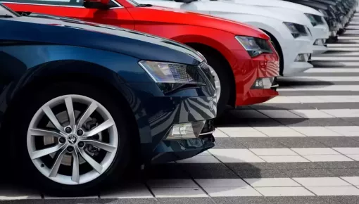 Người tiêu dùng quay lại với xe dùng động cơ đốt trong