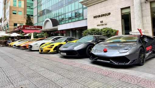 Dàn siêu xe tụ tập ở Tp.HCM, có Lamborghini Gallardo đời đầu xuất hiện