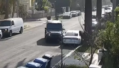 Người phụ nữ lái chiếc Mercedes-AMG G63 đâm vào xe của 3 kẻ gian trộm nhà mình