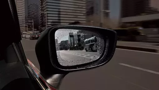 Tấm phim nhỏ bé này có thể giải quyết tình trạng gương chiếu hậu bị nhòe nước khi trời mưa