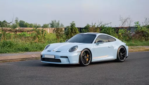 Porsche 911 GT3 từng của Cường "Đô-la" được cho dán màu xanh ngọc bích, vẫn thuộc bản Touring