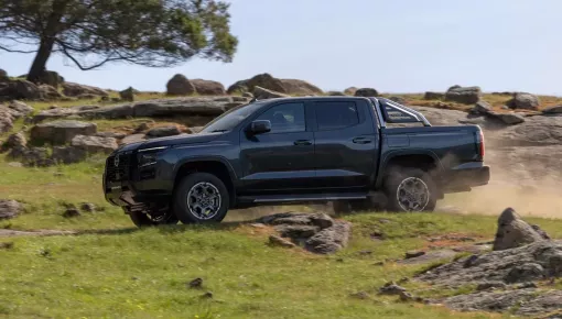 Mitsubishi bắt đầu sản xuất Nissan Rogue Plug-in Hybrid và Navara phiên bản 2026