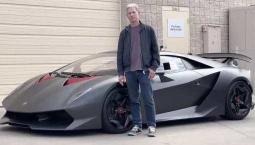 Anh chàng lái chiếc Lamborghini chỉ có đúng 1 xe được phép lưu hành trên đường ở Mỹ nhưng không ai biết phiên bản gì