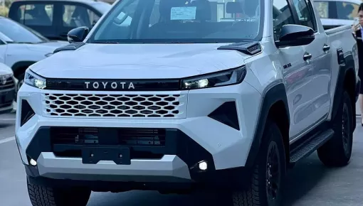 Ngắm hình ảnh "bằng xương, bằng thịt" của Toyota Hilux thế hệ mới tại đại lý Việt trước giờ ra mắt