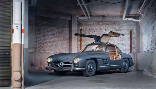 Đừng nhìn chiếc Mercedes-Benz 300 SL Gullwing đầy bụi bặm này mà nghĩ rẻ, ai đó đã bỏ ra 136 tỷ đồng để sở hữu